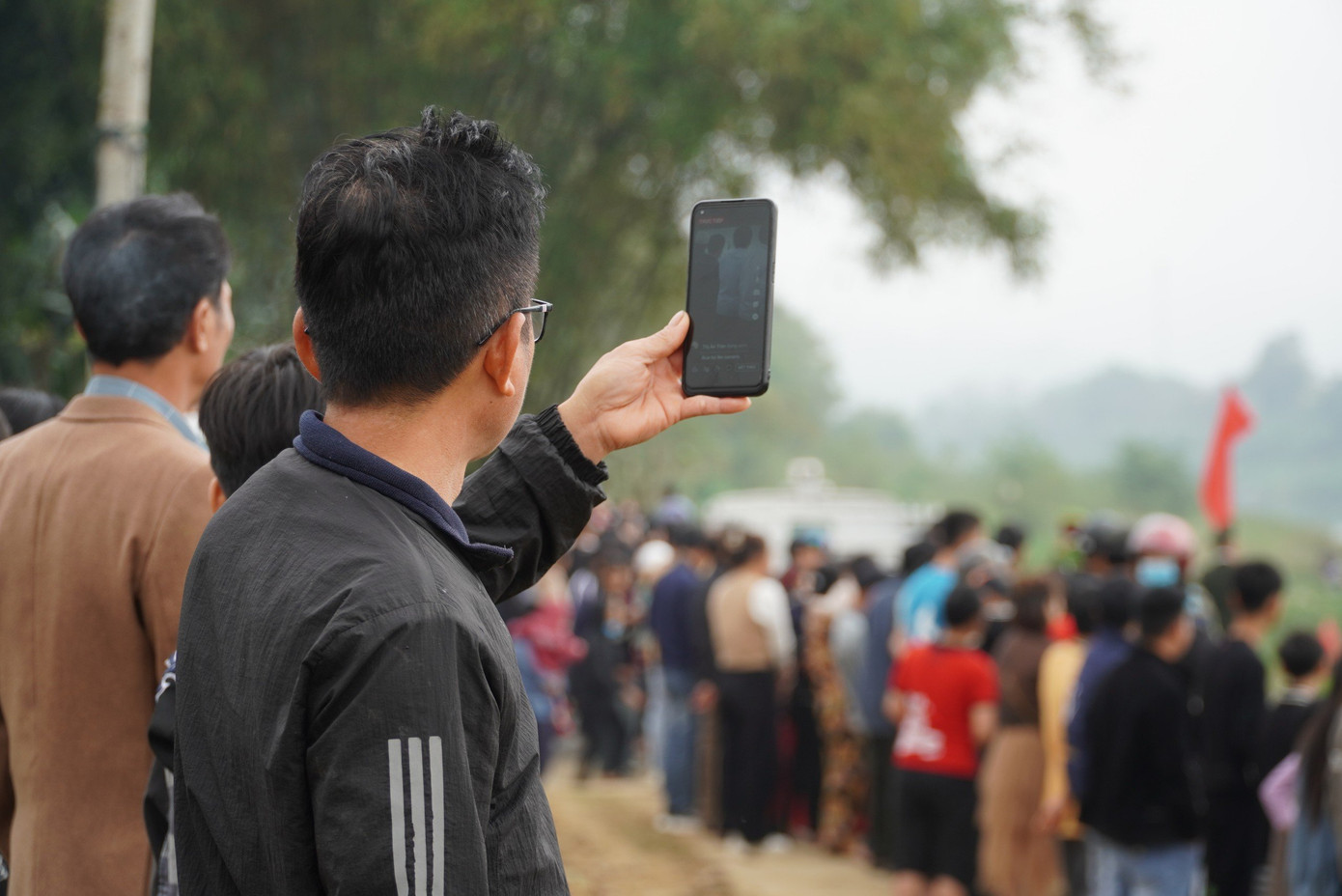 Người dân không ngừng cổ vũ cho các đội tham gia đua thuyền.