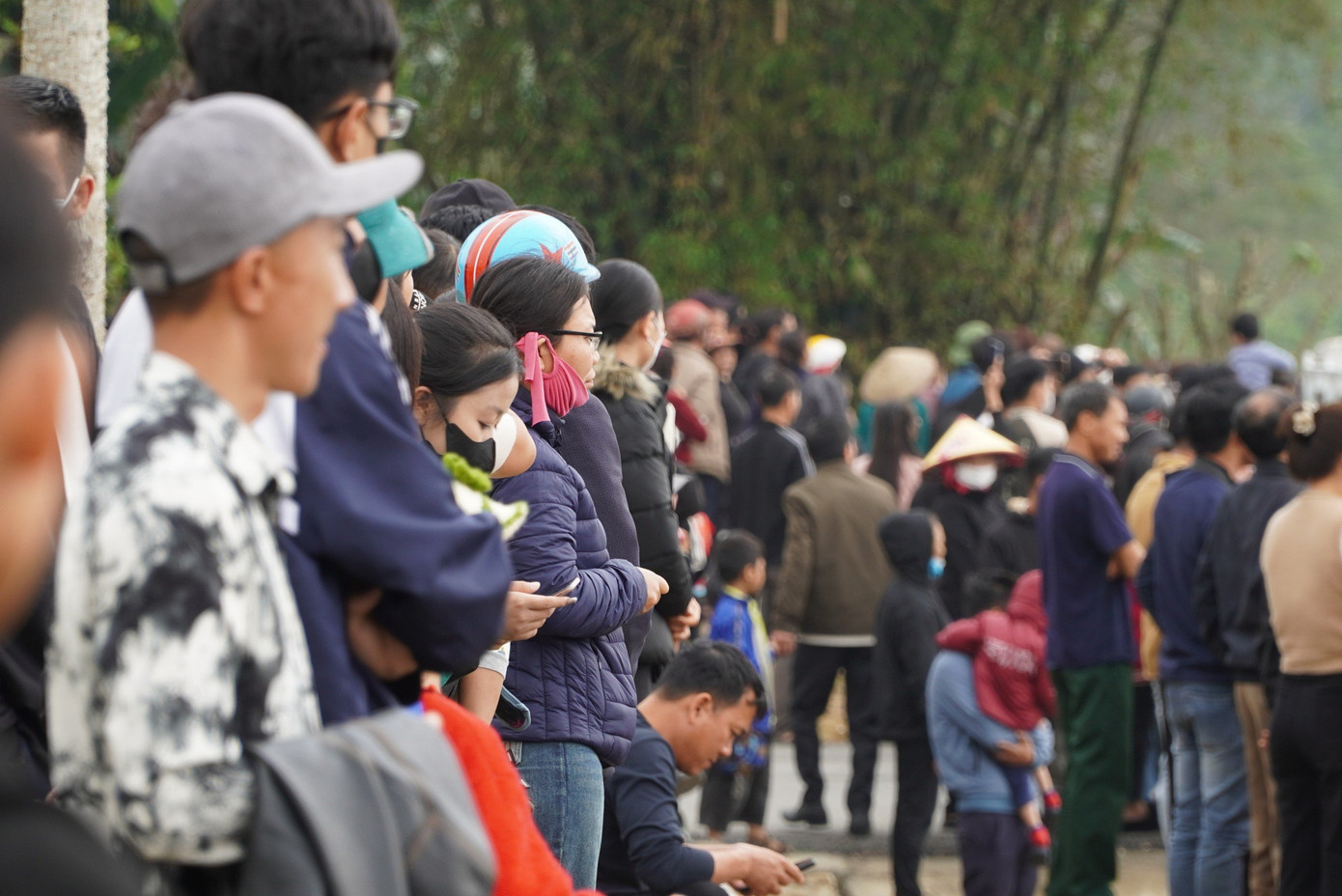 Người dân không ngừng cổ vũ cho các đội tham gia đua thuyền.