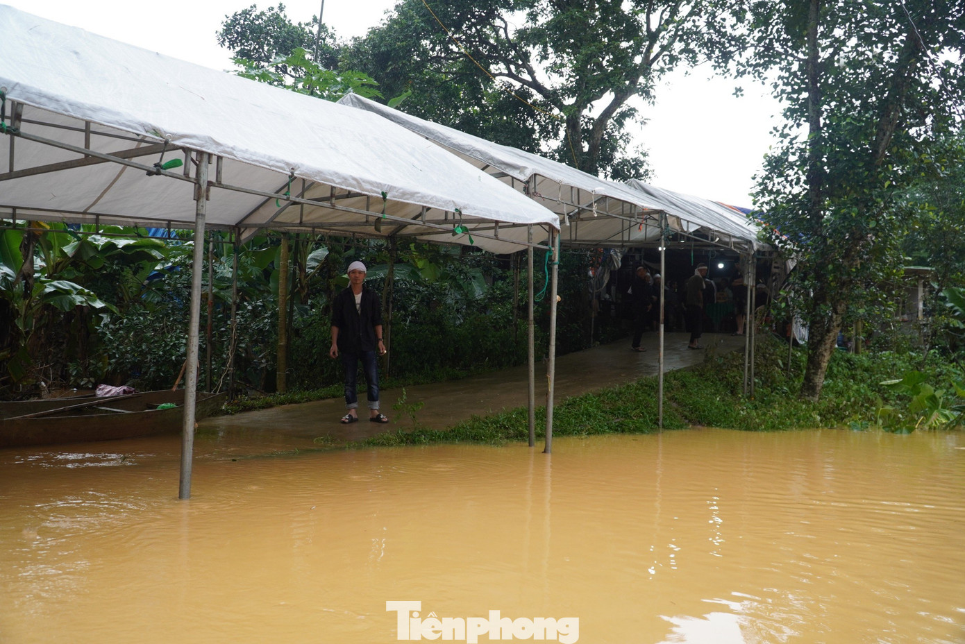 Đường ngập băng, cụ ông mất 3 ngày nhưng chưa thể mai táng. Đường ngập băng, cụ ông mất 3 ngày nhưng chưa thể mai táng.