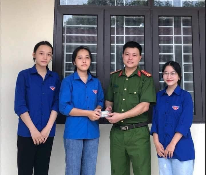 3 nữ sinh trao lại số tiền nhặt được nhờ công an tìm trả người đánh rơi. 3 nữ sinh trao lại số tiền nhặt được nhờ công an tìm trả người đánh rơi.
