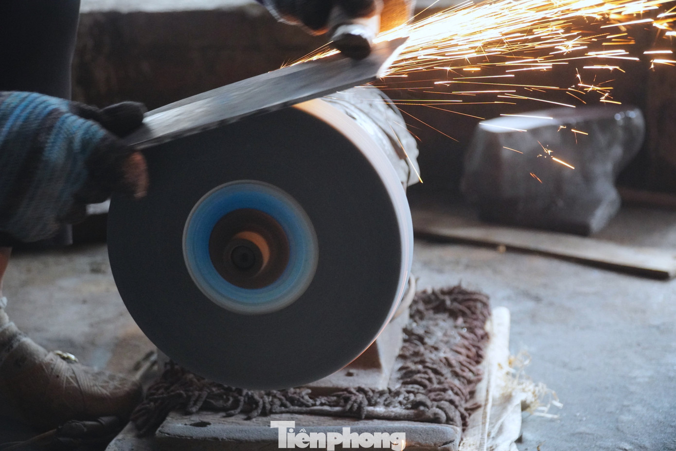 Những sản phẩm từ làng rèn Trung Lương được nhiều người ưa chuộng, tìm mua. Không chỉ số lượng khách hàng trong tỉnh mà còn ở các tỉnh lân cận như TP Vinh (Nghệ An), Quảng Bình... Những sản phẩm từ làng rèn Trung Lương được nhiều người ưa chuộng, tìm mua. Không chỉ số lượng khách hàng trong tỉnh mà còn ở các tỉnh lân cận như TP Vinh (Nghệ An), Quảng Bình...