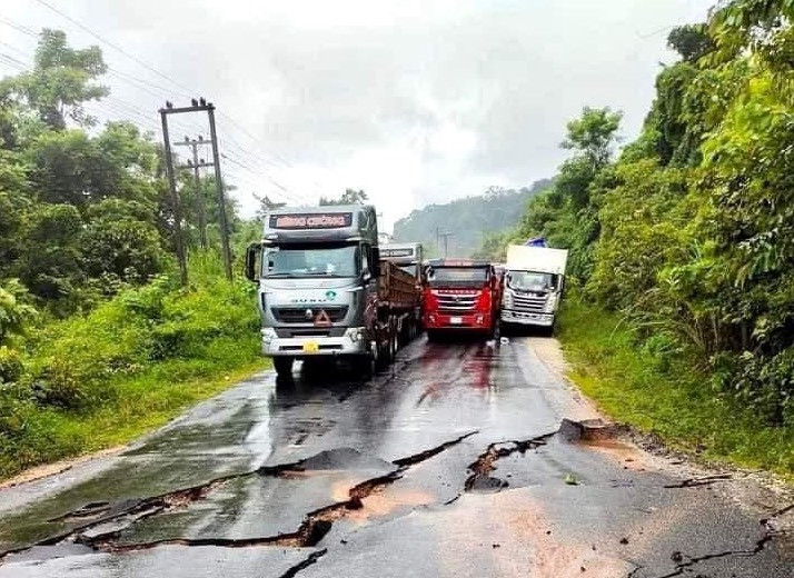 Phương tiện tại Lào vẫn chưa thể lưu thông vì khu vực sạt lở vẫn chưa được khắc phục. Phương tiện tại Lào vẫn chưa thể lưu thông vì khu vực sạt lở vẫn chưa được khắc phục.