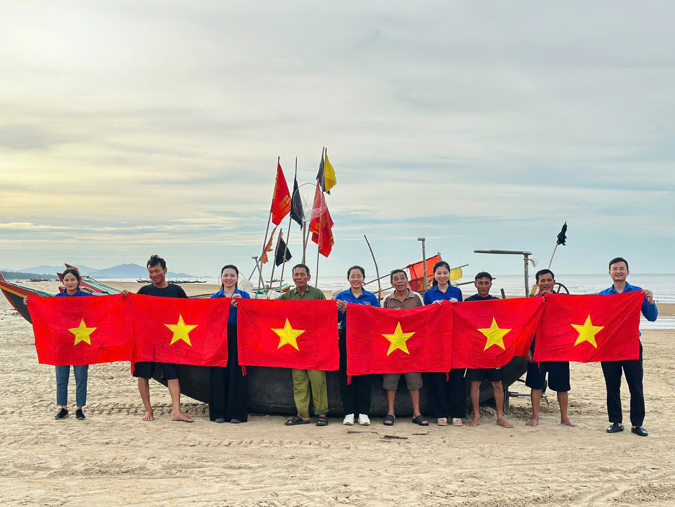 Cùng với hoạt động làm sạch môi trường biển, Tỉnh Đoàn và Hội LHTN Việt Nam tỉnh Hà Tĩnh đã tổ chức trao tặng 200 lá cờ Tổ quốc cho ngư dân trên địa bàn huyện Cẩm Xuyên. Cùng với hoạt động làm sạch môi trường biển, Tỉnh Đoàn và Hội LHTN Việt Nam tỉnh Hà Tĩnh đã tổ chức trao tặng 200 lá cờ Tổ quốc cho ngư dân trên địa bàn huyện Cẩm Xuyên.