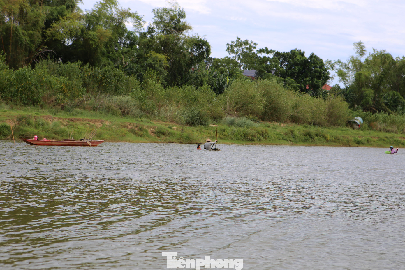 Ngược theo sông Ngàn Phố, từ xã Sơn Tân đến Sơn Châu, Sơn Ninh, Sơn Giang… ở đâu cũng có thể bắt gặp những người nông dân khom mình cào hến