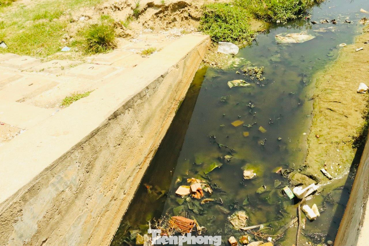 Ông Trần Đức Minh (65 tuổi, trú xóm Long Hải, xã Thạch Kim) chia sẻ: "Nguồn nước này trực tiếp chảy từ cống sinh hoạt của người dân ra biển. Nước rất ô nhiễm có thể thấy màu đen kịt, mùa mưa bão nguồn nước này cũng trào lên mặt đường rồi chảy ra biển".