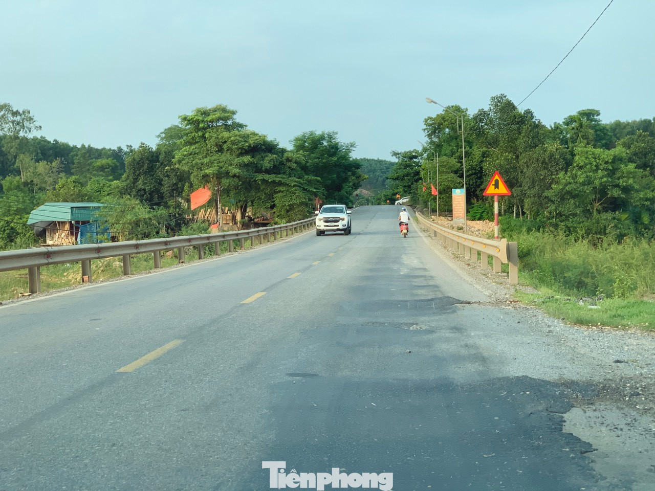 Tại khu vực đoạn qua xã Hà Linh, mặt đường có dấu hiệu lún, gồ ghề...