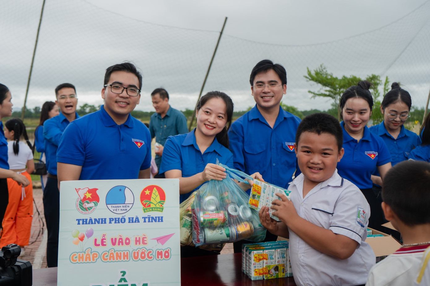Thành Đoàn Hà Tĩnh tổ chức chương trình đổi phế liệu lấy sữa với hơn 200 thiếu nhi hưởng ứng, nhận quà.
