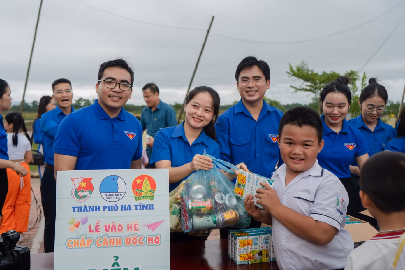 Thành Đoàn Hà Tĩnh tổ chức chương trình đổi phế liệu lấy sữa với hơn 200 thiếu nhi hưởng ứng, nhận quà.