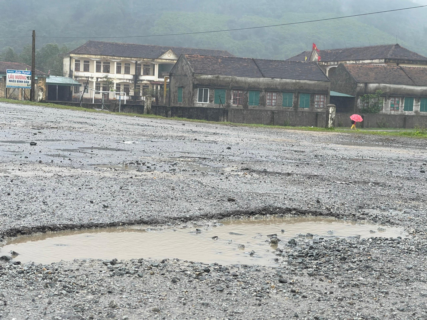 Tuyến đường huyết mạch nối từ cảng Vũng Áng với Khu liên hợp gang thép và cảng nước sâu Sơn Dương Formosa (TX Kỳ Anh, Hà Tĩnh) bị hư hỏng.