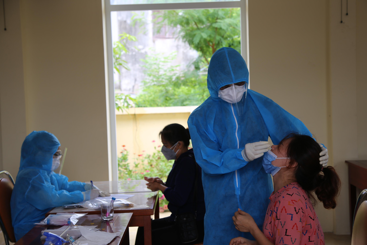 Lực lượng y tế đang lấy mẫu xét nghiệm COVID-19 cho người liên quan đến các ca bệnh.