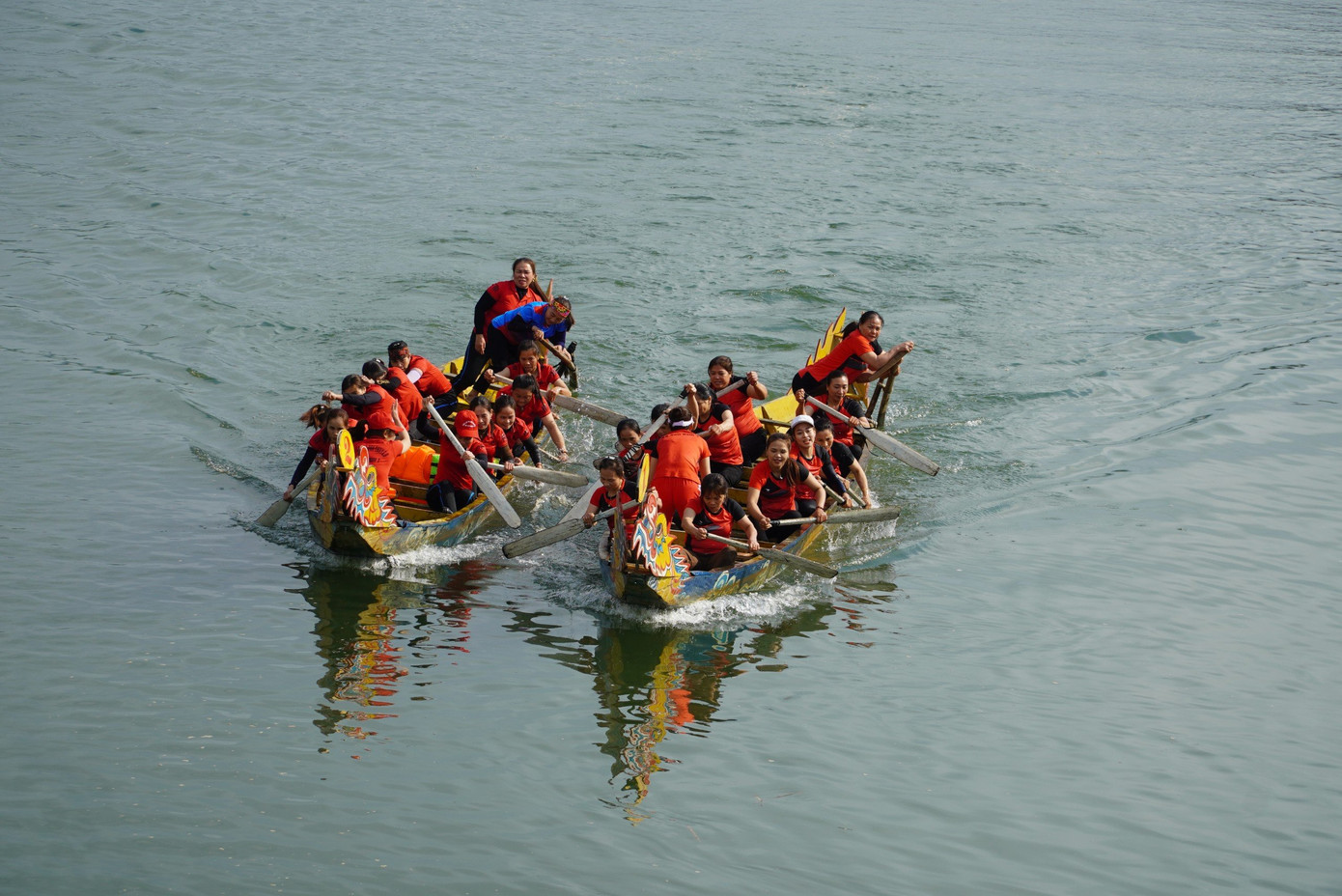 Những trận tranh tài của đội tuyển nữ đầy mạnh mẽ, dứt khoát khiến khán giả đứng hai bên bờ sông không ngừng hò hét cổ vũ.