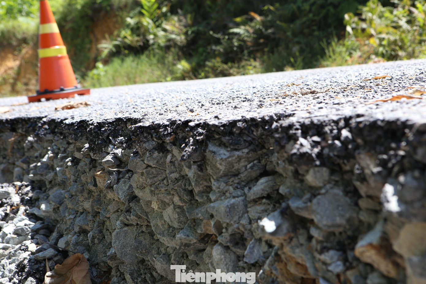 Dự kiến công trình sẽ hoàn thành vào tháng 11/2021. Tuy nhiên, hiện tại công trình chưa làm xong nhưng đã xuất hiện tình trạng sụt lún, đứt gãy kết cấu phần lề đường.