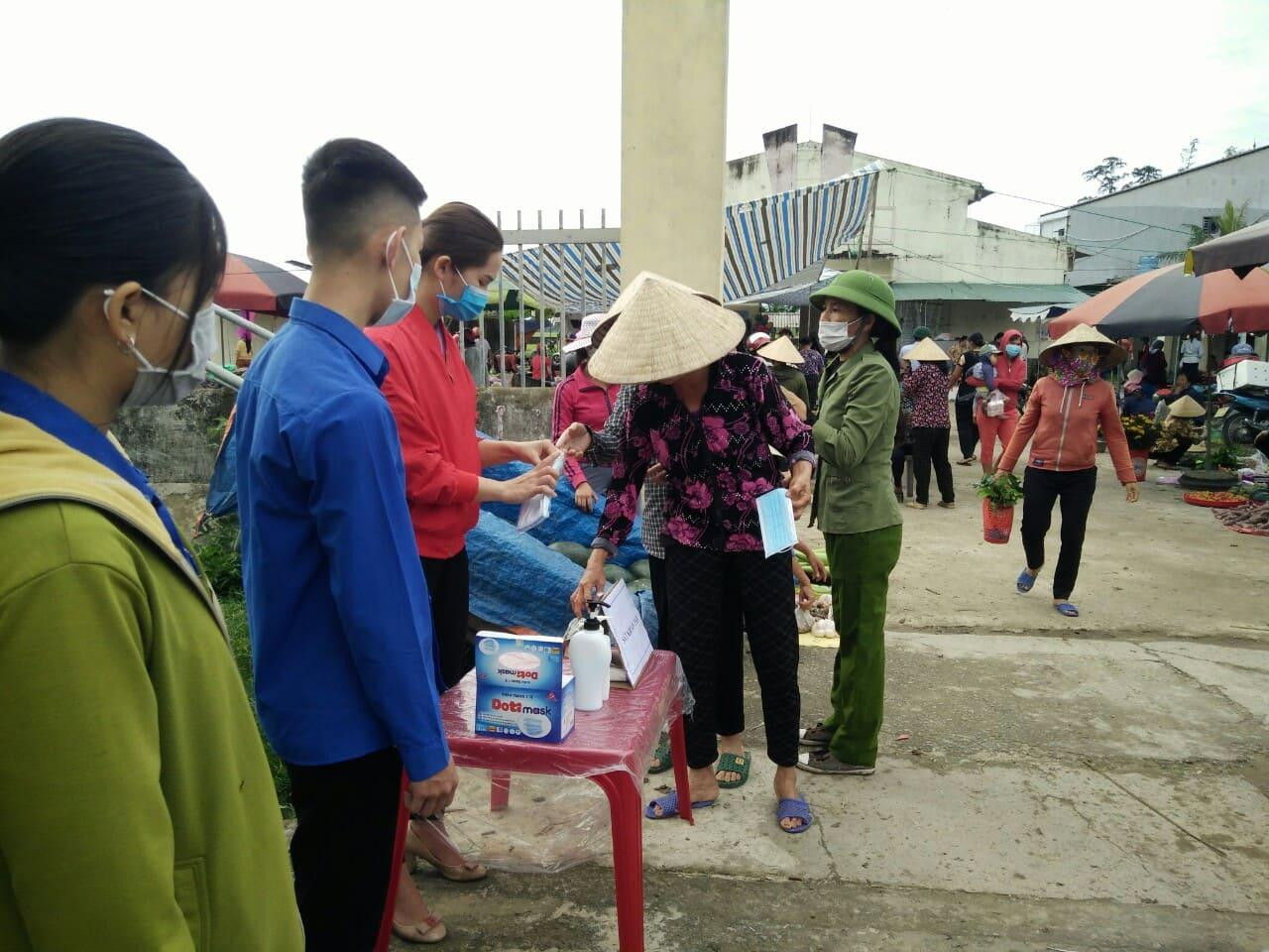 Những ngày qua, toàn tỉnh đã huy động gần 80 đội hình thanh niên tình nguyện với hơn 750 ĐVTN tham gia các biện pháp phòng, chống dịch bệnh. Các hoạt động được duy trì trên toàn đơn vị đoàn.