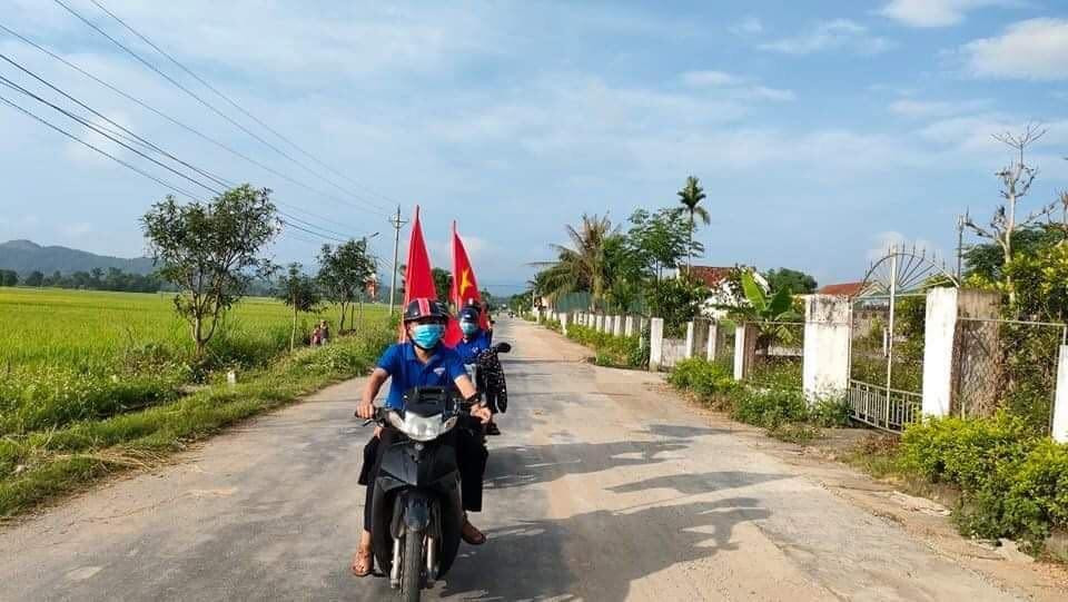 Các đoàn cơ sở ở huyện Can Lộc chạy xe máy, phát loa tuyên truyền phòng chống dịch COVID-19 đến các ngõ, xóm.