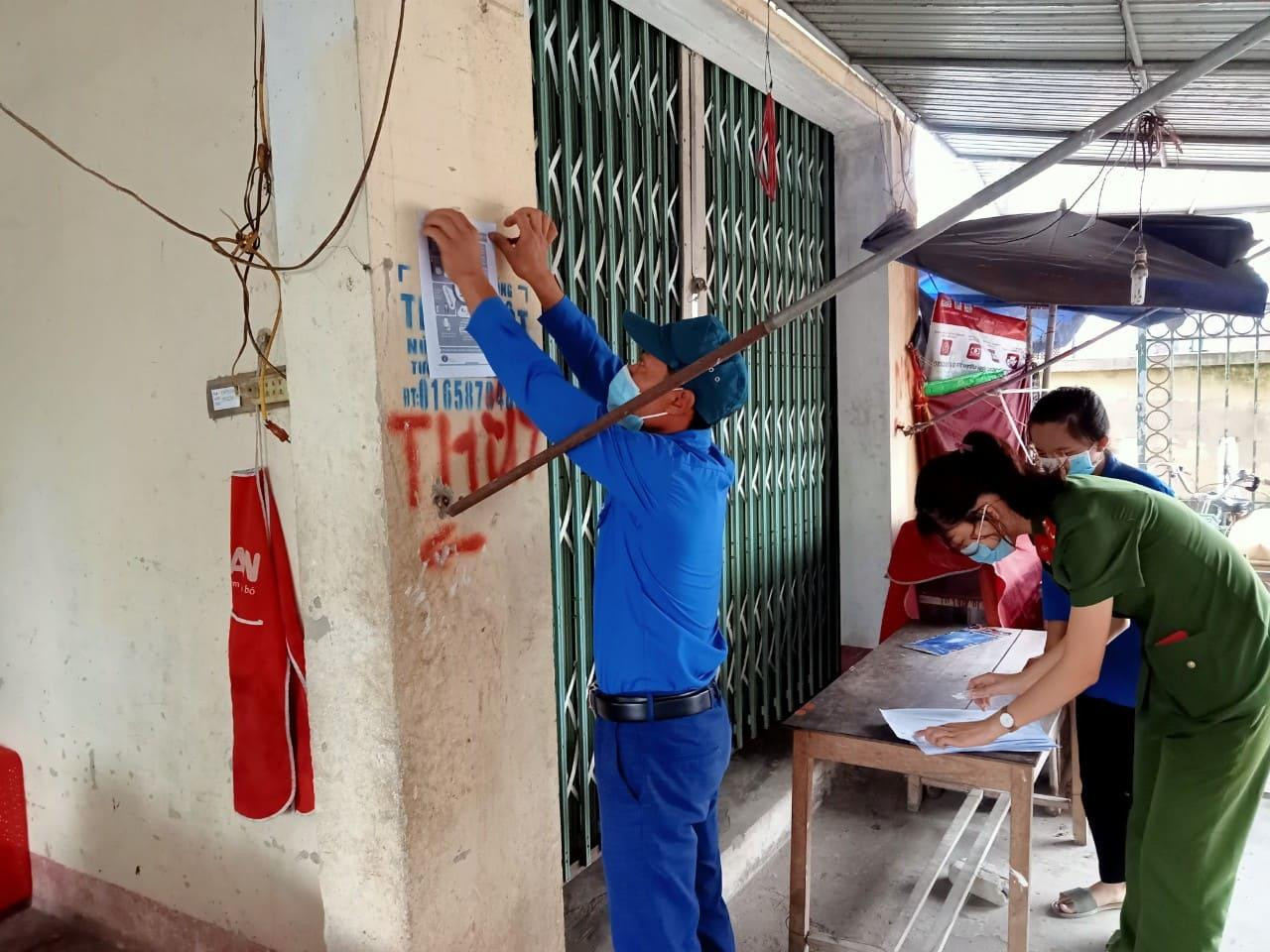 Tại huyện Can Lộc, lực lượng thanh niên phân công nhiệm vụ dán thực hiện 5K phòng chống dịch của Thủ tướng Chính phủ tại các khu vực đông dân cư.