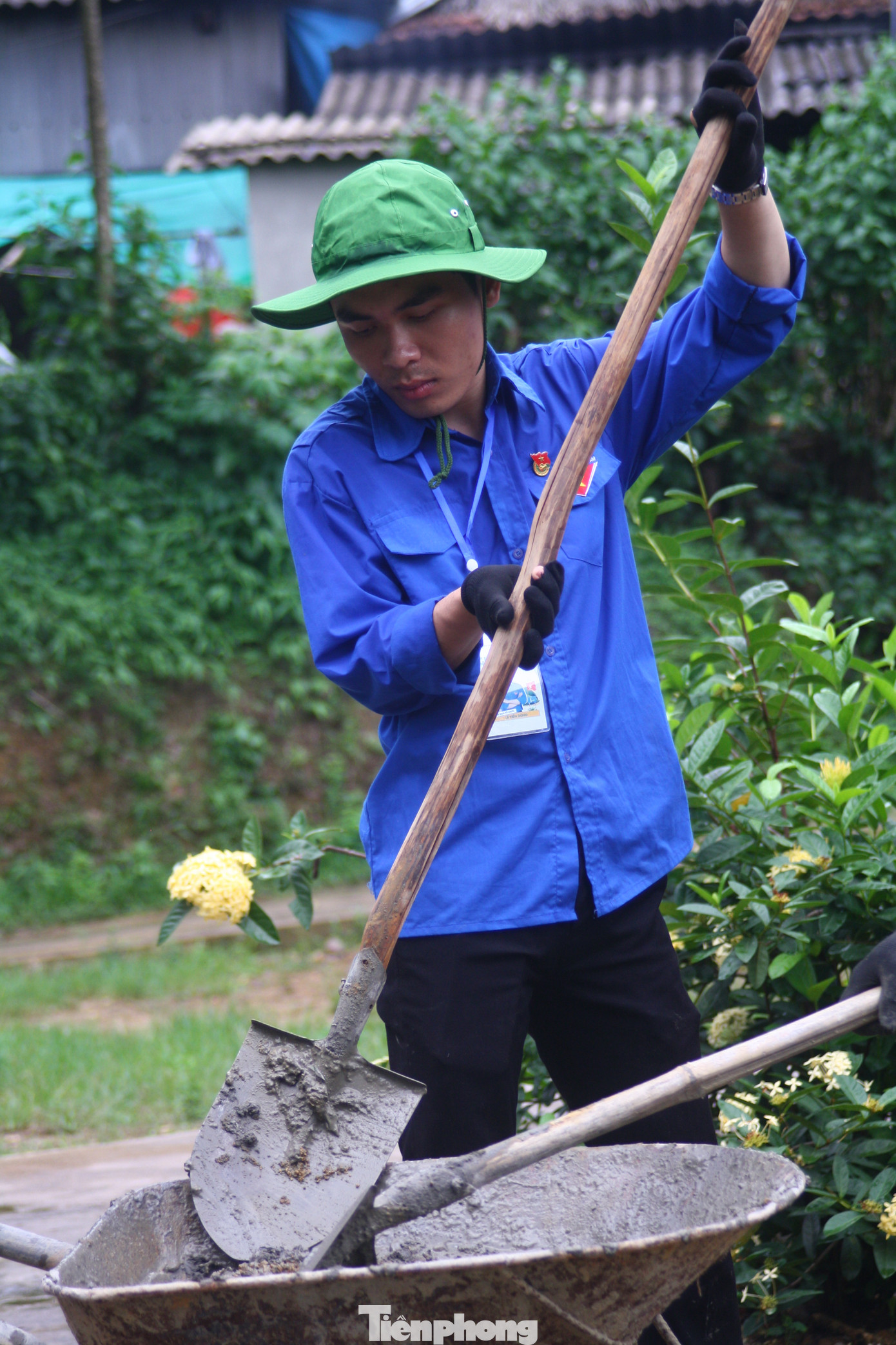 “Xã Hương Lâm mảnh đất vùng biên giới của huyện Hương Khê, nơi đây kinh tế, cuộc sống người dân còn vô vàn khó khăn. Năm nay, 20 bạn trẻ đến đây gieo hạt nắng, gieo những yêu thương của tuổi trẻ nhằm góp một phần sức nhỏ của mình để xây dựng vùng quê. Đây là một hành trình ý nghĩa, giúp bản thân em và các bạn trưởng thành hơn rất nhiều", em Lê Tiến Dũng cho biết.