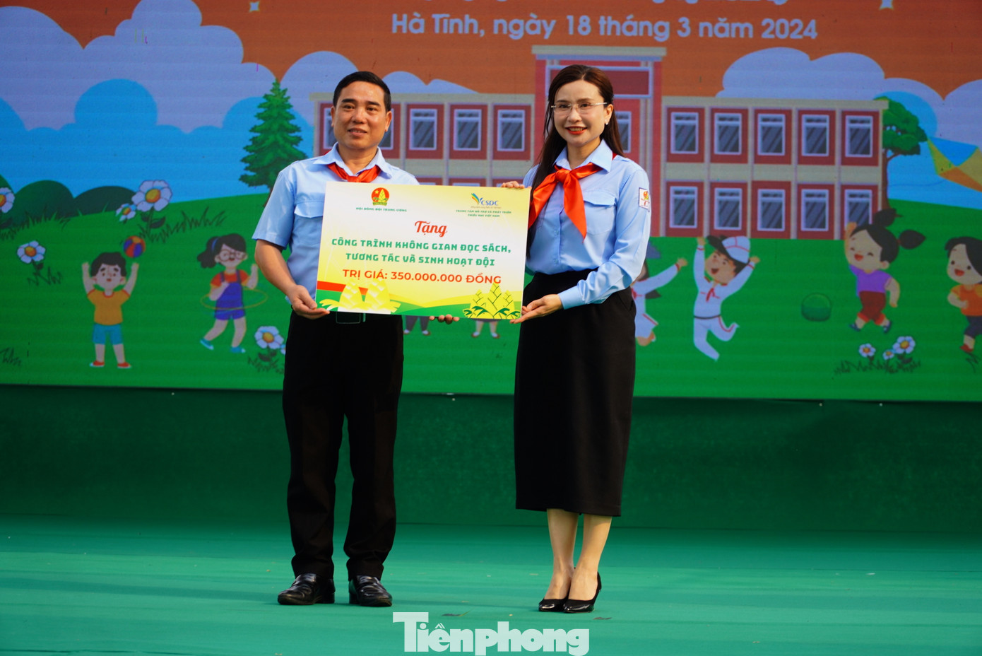 Trao tặng 1 không gian đọc sách tương tác và sinh hoạt Đội cho Trung tâm Hoạt động Thanh thiếu nhi tỉnh Hà Tĩnh trị giá 350 triệu đồng.