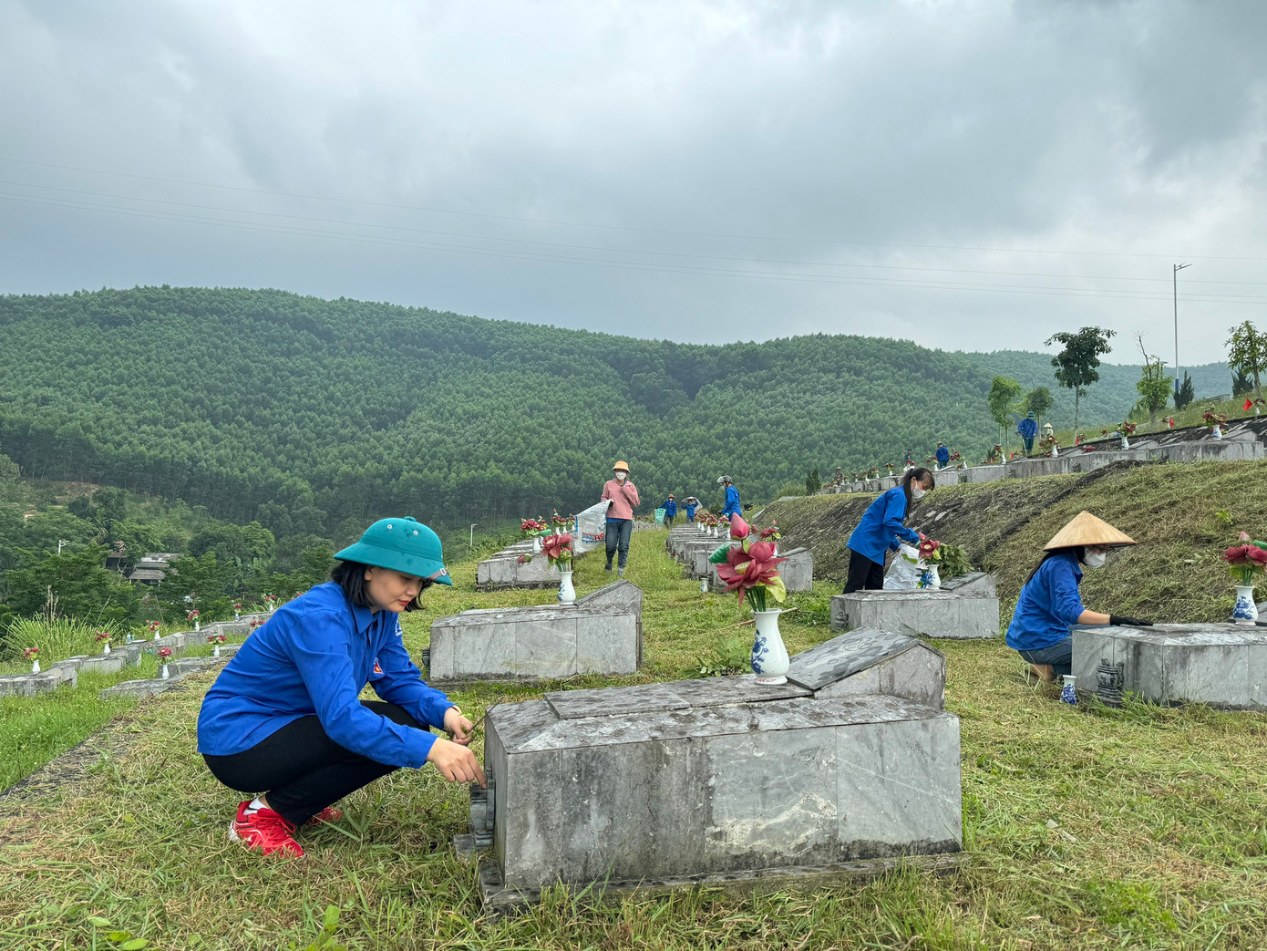 Toàn bộ khuôn viên nghĩa trang được vệ sinh, dọn dẹp, tạo cảnh quan môi trường sạch, đẹp và thông thoáng.
