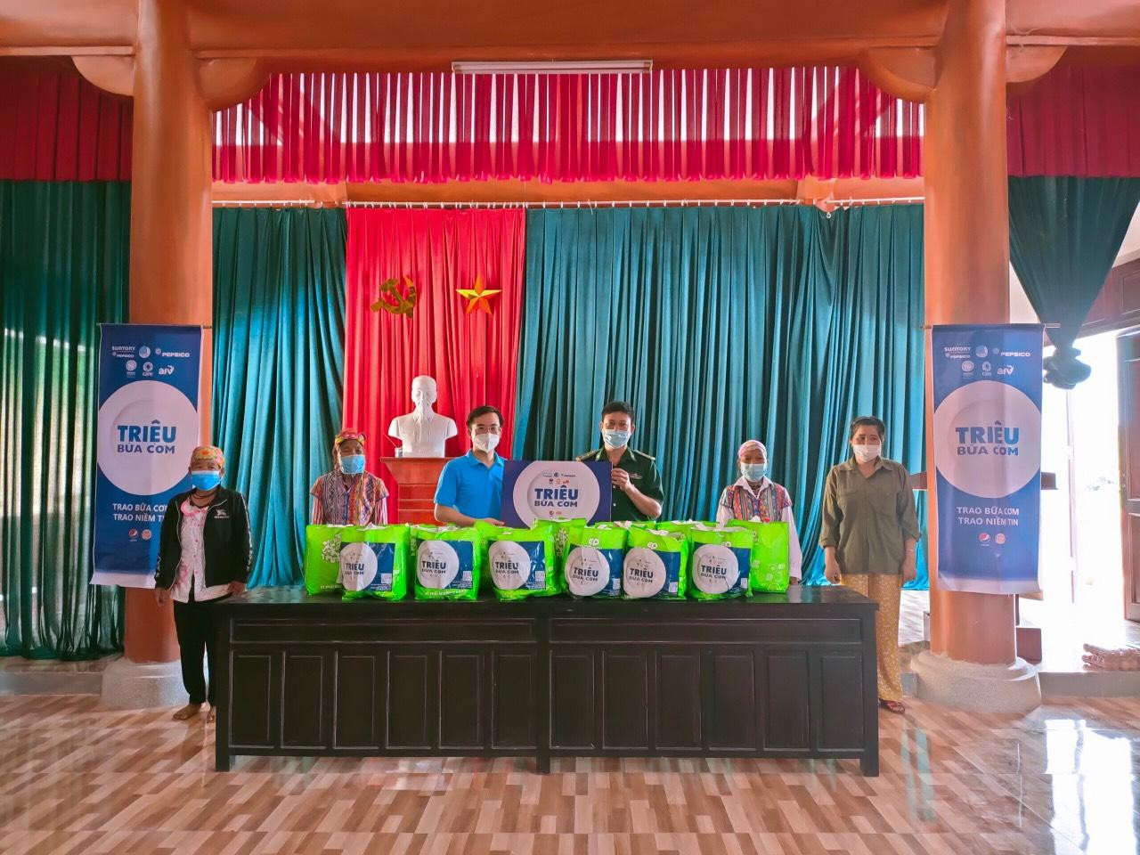 Sáng nay (30/6), tổ chức trao 200 suất quà trong chương trình &quot;Triệu bữa cơm&quot; cho bà con dân tộc Chứt ở bản Rào Tre (xã Hương Liên) và xã Hà Linh (huyện Hương Khê).