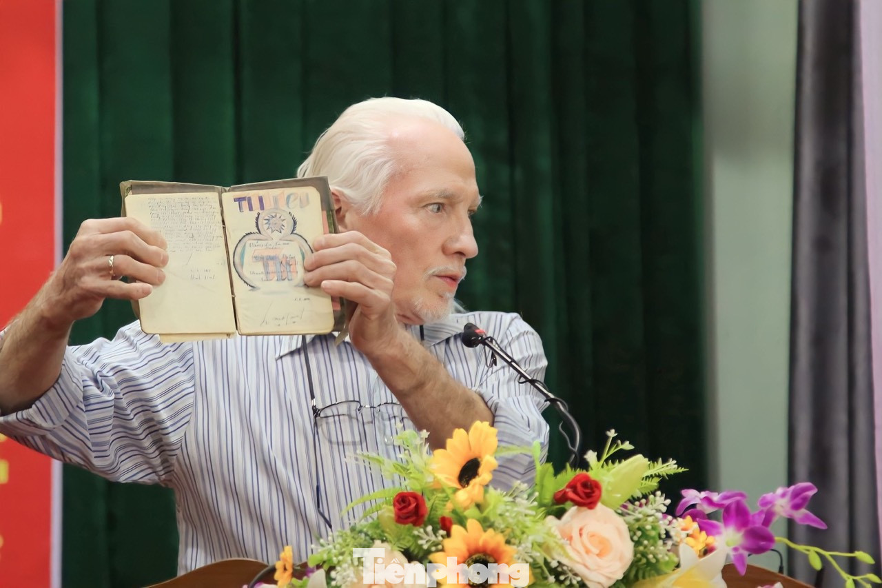 Ông Peter Mathews lật những trang viết trong cuốn nhật ký. Ông Peter Mathews lật những trang viết trong cuốn nhật ký.