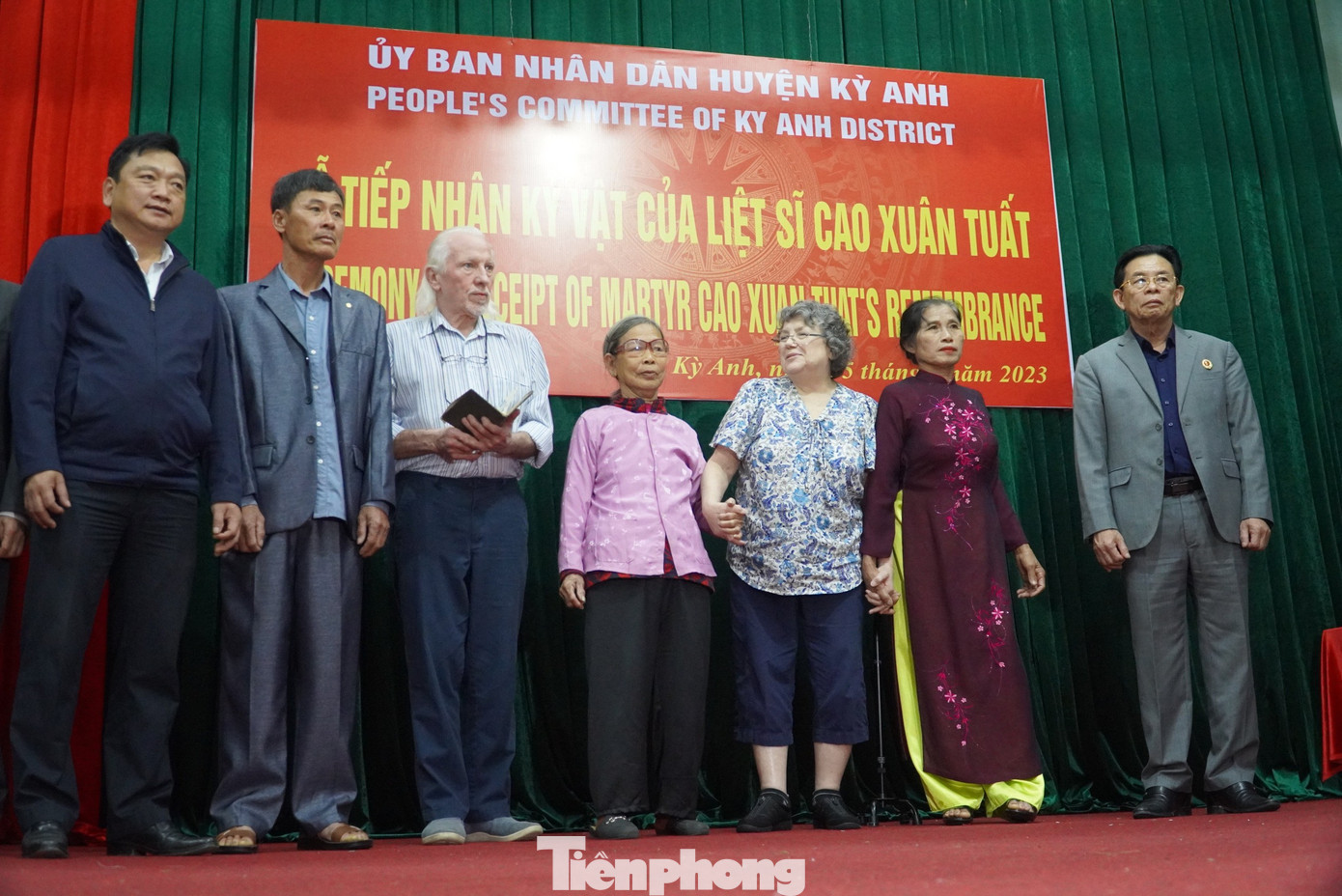 Ông Peter Mathews trao cuốn nhật ký của liệt sĩ Cao Văn Tuất vào tay bà Cao Thị Nồng, em gái liệt sĩ. Ông Peter Mathews trao cuốn nhật ký của liệt sĩ Cao Văn Tuất vào tay bà Cao Thị Nồng, em gái liệt sĩ.