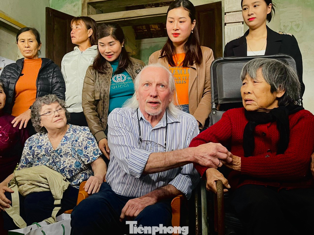 Cựu binh Mỹ nắm tay bà Cao Thị Diếu, chị gái liệt sĩ Cao Văn Tuất. Cựu binh Mỹ nắm tay bà Cao Thị Diếu, chị gái liệt sĩ Cao Văn Tuất.