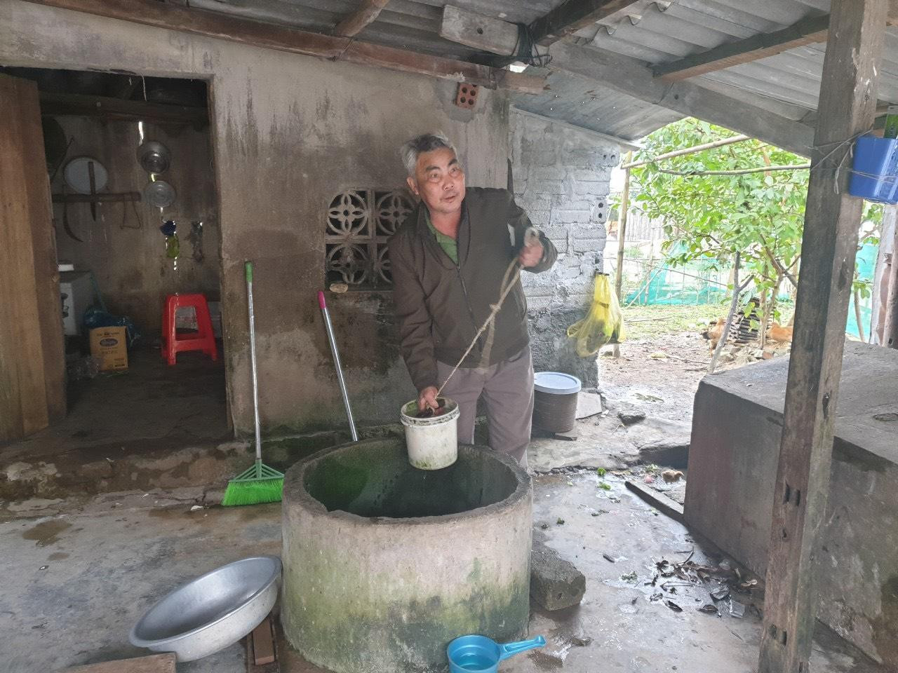 Gia đình ông Danh nhiều năm sử dụng nước bị nhiễm phèn, mặn.