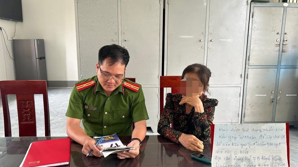 Bà T. đến gặp Công an xã Mỹ Long và được giải thích về cuộc gọi giả danh lừa đảo. Bà T. đến gặp Công an xã Mỹ Long và được giải thích về cuộc gọi giả danh lừa đảo.