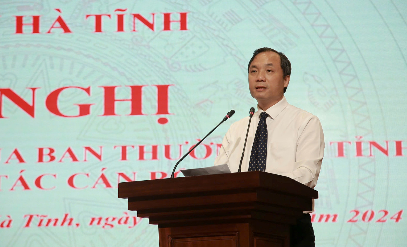 Bí thư Tỉnh ủy Hoàng Trung Dũng phát biểu chúc mừng và giao nhiệm vụ cho các đồng chí được luân chuyển, điều động.