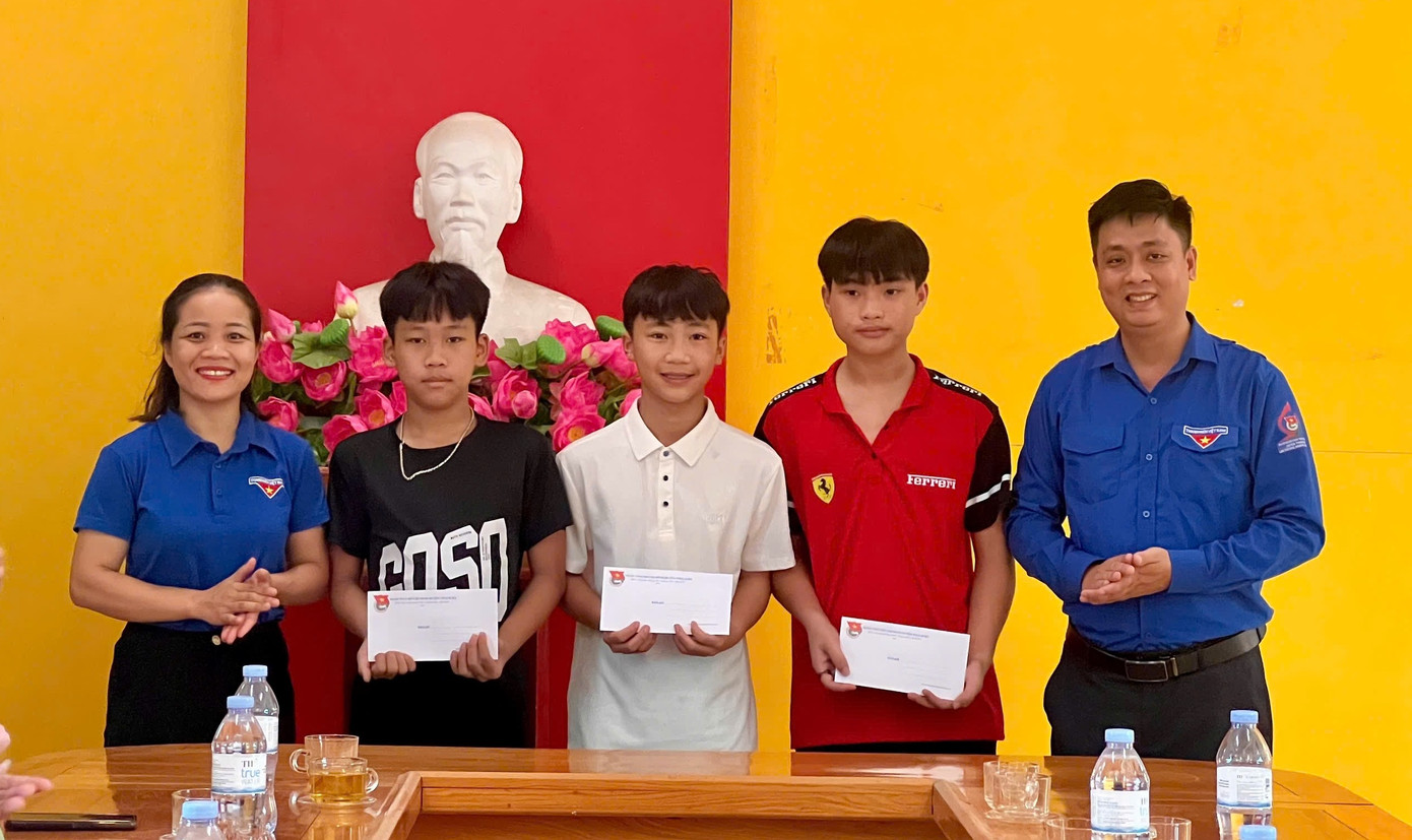 Huyện Đoàn Thạch Hà tổ chức khen thưởng 3 em học sinh. Huyện Đoàn Thạch Hà tổ chức khen thưởng 3 em học sinh.