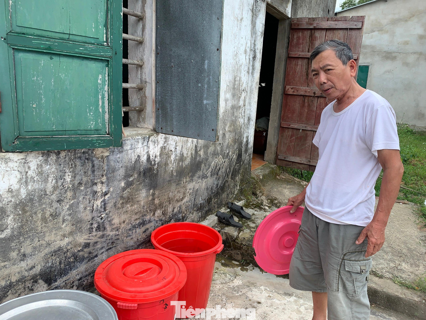 Người dân tận dụng những thùng nước để đựng nước mưa phục vụ sinh hoạt.