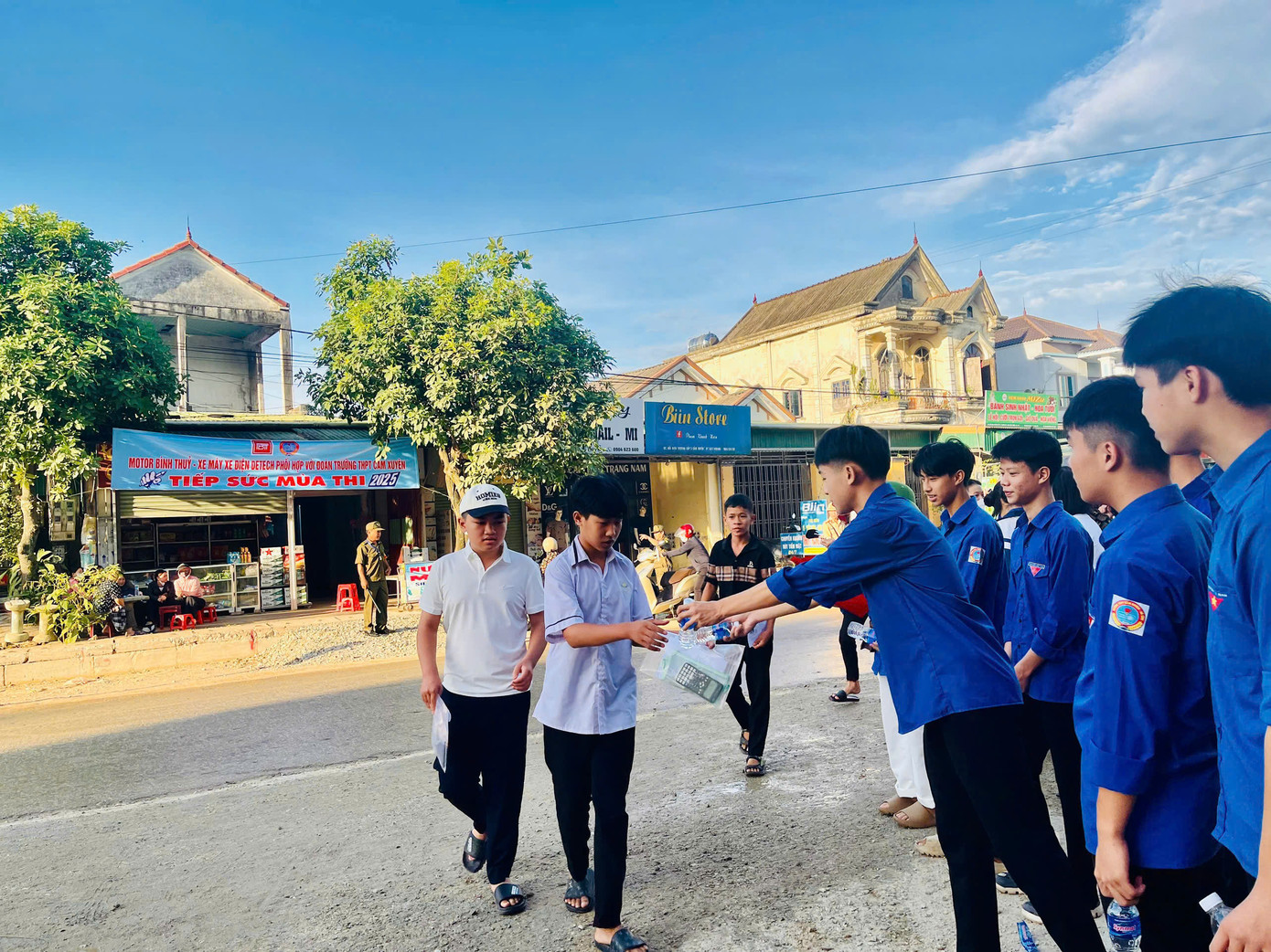 Tại huyện Cẩm Xuyên, đồng hành cùng hơn 1900 sĩ tử trong Kỳ thi Lớp 10 THPT, trong sáng nay, các đội hình tình nguyện của tuổi trẻ huyện nhà đã thực hiện hiệu quả phương châm "Một đội hình, nhiều nhiệm vụ". Tại huyện Cẩm Xuyên, đồng hành cùng hơn 1900 sĩ tử trong Kỳ thi Lớp 10 THPT, trong sáng nay, các đội hình tình nguyện của tuổi trẻ huyện nhà đã thực hiện hiệu quả phương châm "Một đội hình, nhiều nhiệm vụ".