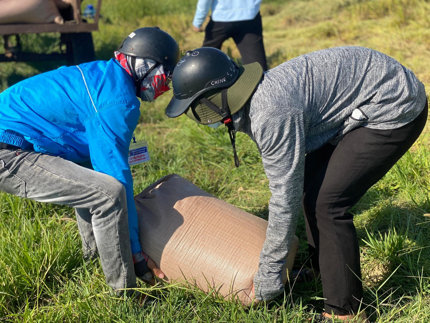 “Hoạt động này sẽ duy trì đến khi nào dân khu vực bị phong toả có thể ra làm thì đoàn thanh niên mới nghỉ. Ngoài việc thu hoạch lúa, lực lượng thanh niên cũng hỗ trợ những gia đình thuộc diện đi cách ly F1 để phơi lúa”, chị Dung chia sẻ.