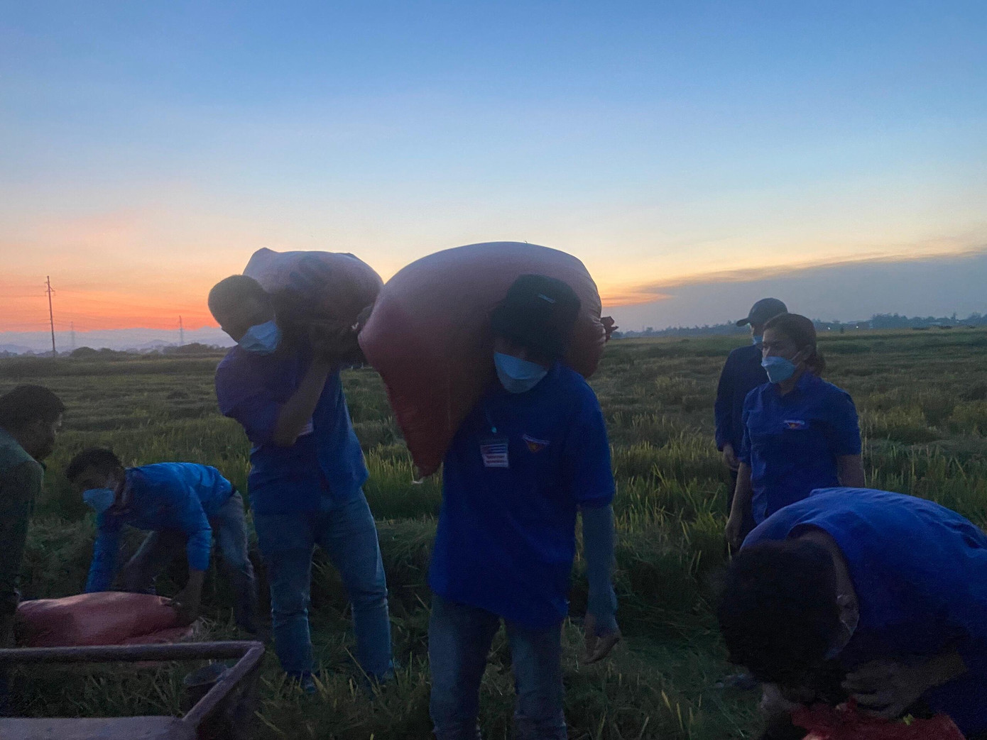 Các tình nguyện viên cùng chiến sỹ công làm làm việc từ 13h đến 20h đêm dưới ngày nắng nóng trên 37 độ C. Dù mệt nhưng vẫn nỗ lực để giúp đỡ người dân.