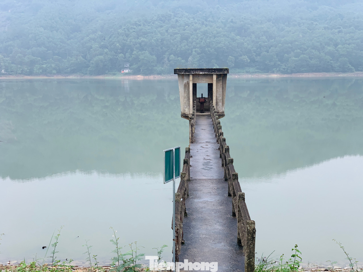Tình trạng xuống cấp, nhiều điểm tại phần thân hồ thuỷ lợi Cao Thắng (xã Sơn Giang, huyện Hương Sơn) có dấu hiệu thẩm thấu đã xảy ra nhiều năm qua. Theo ông Nguyễn Đức Thắng, Chủ tịch UBND xã Sơn Giang, hồ Cao Thắng đã được xây dựng trên 20 năm. Đến nay đã xuống cấp và tình trạng nước thấm ra ngoài thân đập. Chính quyền địa phương đã có báo cáo với cơ quan cấp trên và phối hợp chặt chẽ với cơ quan quản lý đập để chủ động các phương án ứng phó đảm bảo an toàn trong mùa mưa lũ.