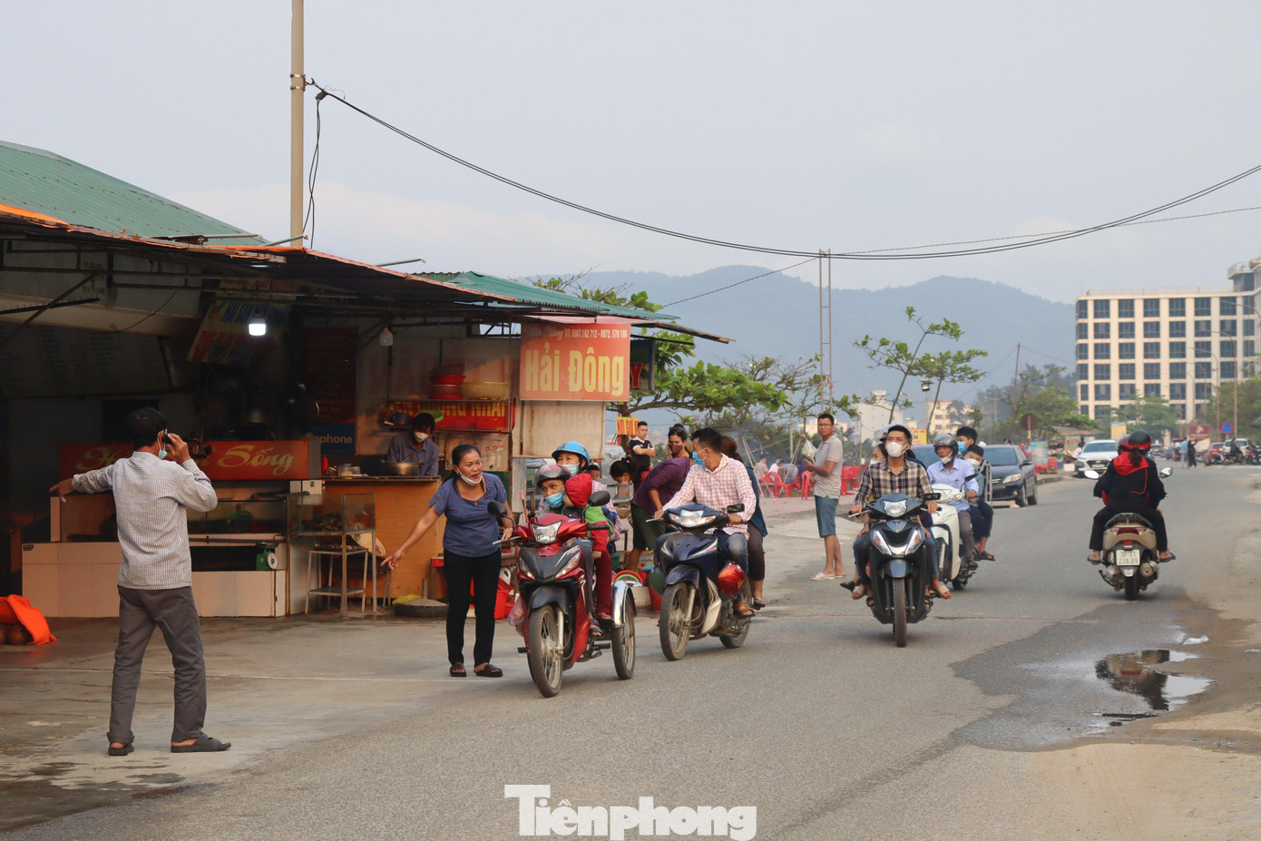 Các nhà hàng ven biển mở cửa trở lại, hoạt động tấp nập.