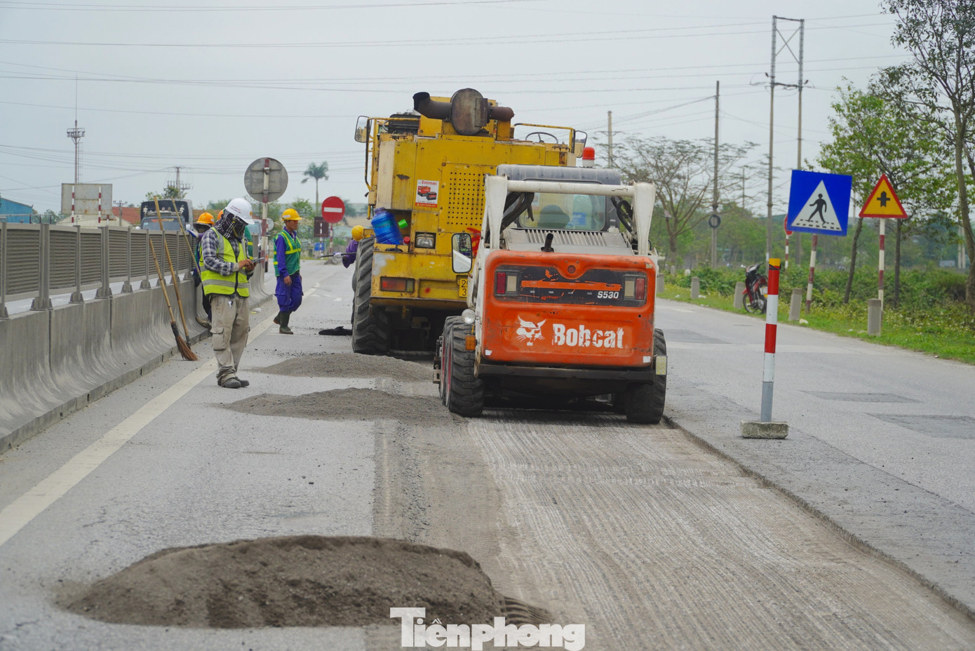 Dọc tuyến đường quốc lộ 1 đoạn từ Nam cầu Bến Thủy đến Bắc tuyến tránh thành phố Hà Tĩnh, những ngày qua, Chi nhánh BOT tuyến tránh thành phố Vinh - đơn vị chịu trách nhiệm quản lý đang huy động máy móc, nhân công sửa chữa.