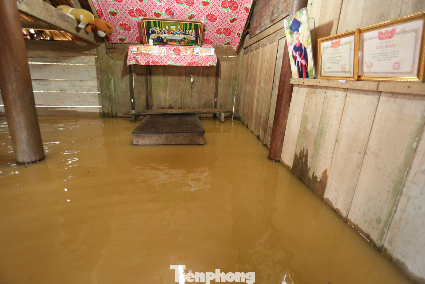 Nhiều ngôi nhà nước ngập vào bên trong cả mét. Họ phải di chuyển đến vị trí cao để tránh lũ.