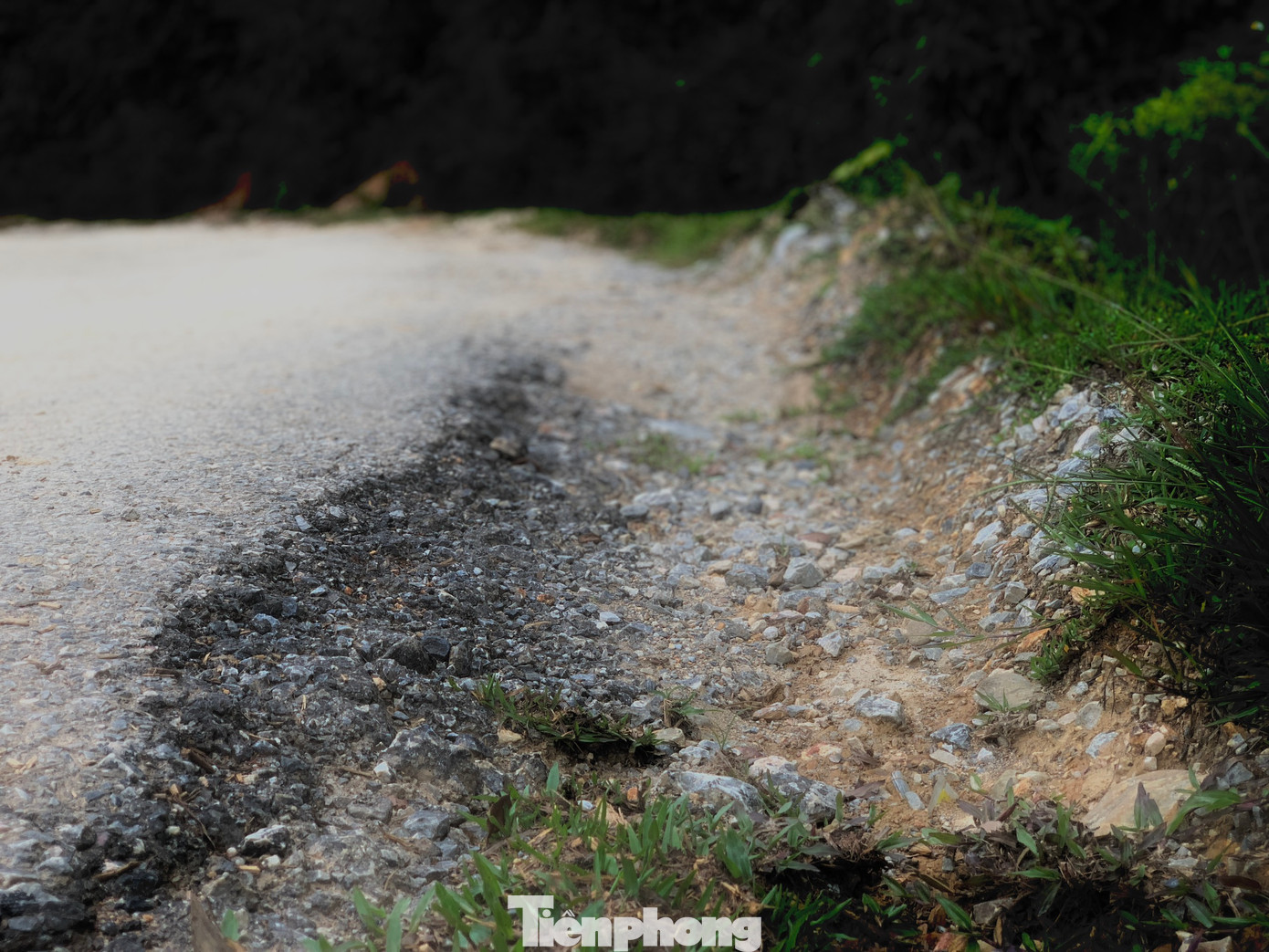 Không chỉ đối mặt với nguy cơ mất an toàn, tuyến đường xuống cấp cũng ảnh hưởng đến quá trình sinh hoạt, phát triển kinh tế của người dân bị ảnh hưởng.