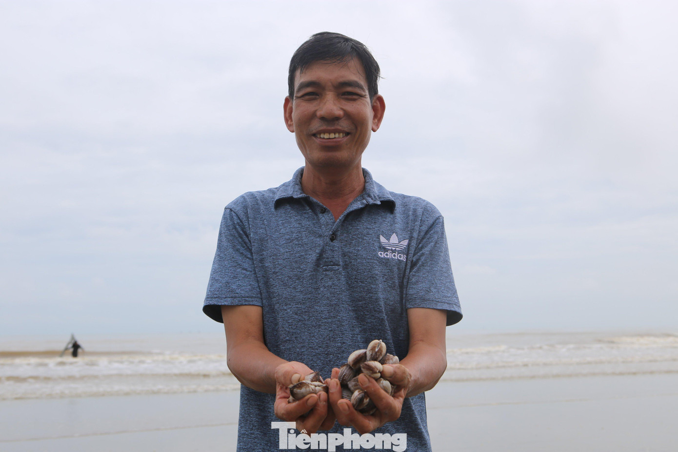 "Hai ngày nay hai vợ chồng bắt được khoảng 5 tạ sò, thu nhập trên 5 triệu đồng. Đối với những dịp thế này thì tận dụng thời gian ngắn để ra vợt sò, có thêm thu nhập" - ông Nguyễn Quang Quýnh (trú tại xã Thịnh Lộc, huyện Lộc Hà) cho hay.