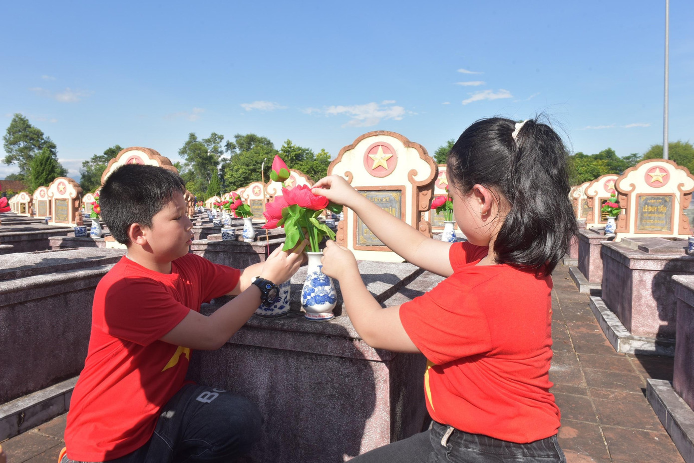 Hàng ngàn đóa hoa sen trên các phần mộ ở những nghĩa trang liệt sĩ trên địa bàn Hà Tĩnh đã được thay mới.