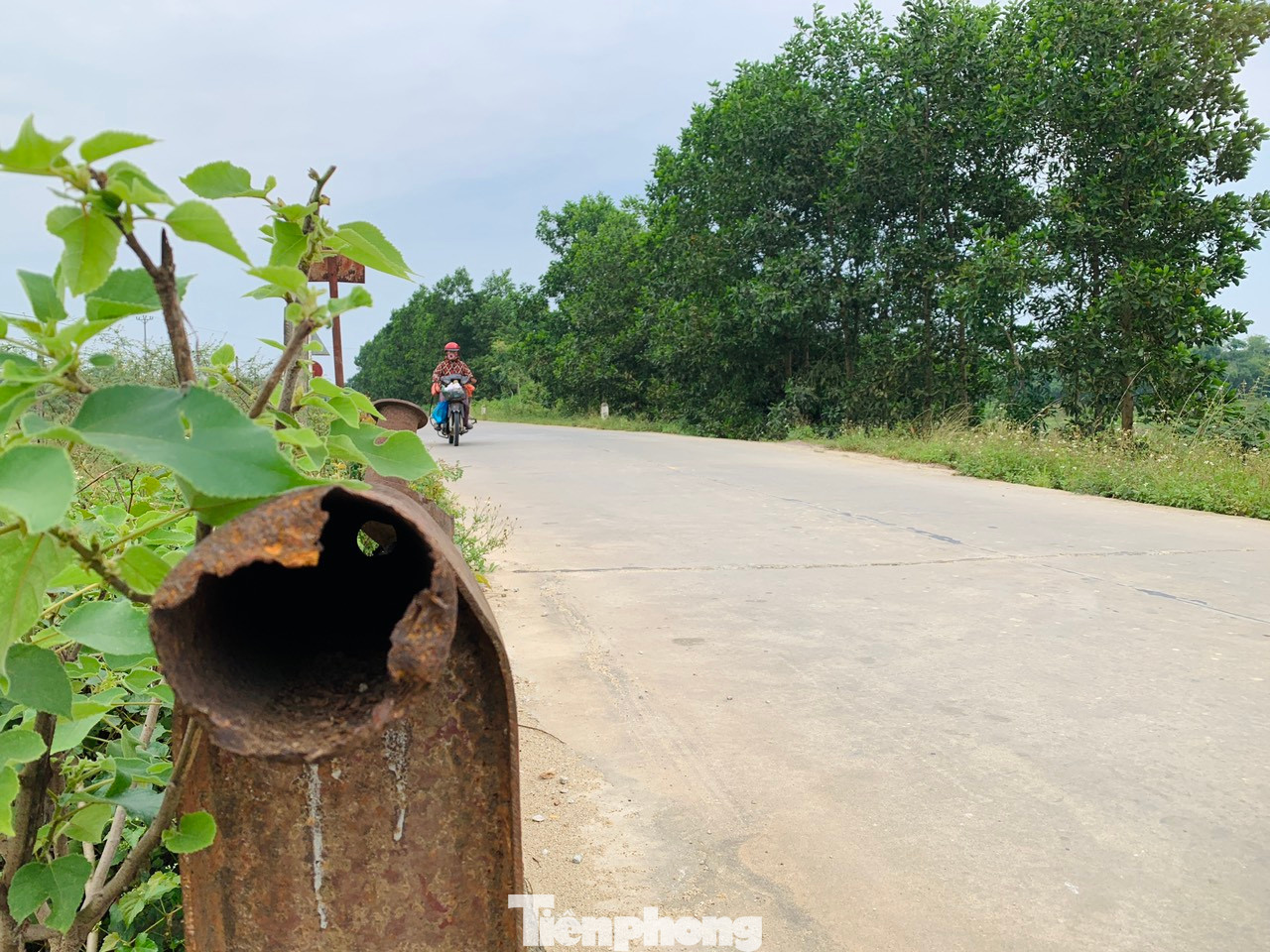 Tuy cầu đã xuống cấp, song hàng ngày đang phải "cõng" số lượng lớn phương tiện lưu thông. Tuy cầu đã xuống cấp, song hàng ngày đang phải "cõng" số lượng lớn phương tiện lưu thông.