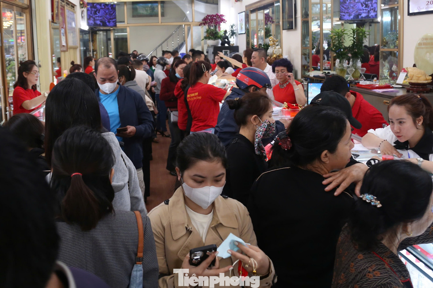 Tại Nghệ An, từ sáng sớm 7/2, rất nhiều người dân đã đổ xô về con phố Cao Thắng, thành phố Vinh, Nghệ An để mua vàng đầu năm lấy may mắn trong ngày vía Thần Tài. Nhiều người phải thốt lên người đông “như đi chợ Tết”.