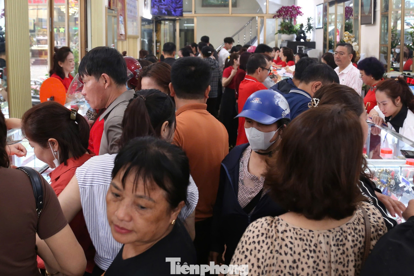 Ghi nhận tại các cửa hàng vàng bạc, người dân chen chân nhau hỏi và chờ đến lượt giao dịch. Dường như khách hàng nào cũng phải chờ khá lâu mới đến lượt tính tiền. Người đến mua vàng đầu năm không những cầu may mắn, sức khoẻ cho cả năm thuận lợi đến với gia đình, mà nhiều người còn mang vàng bán lại cho các cửa hàng.