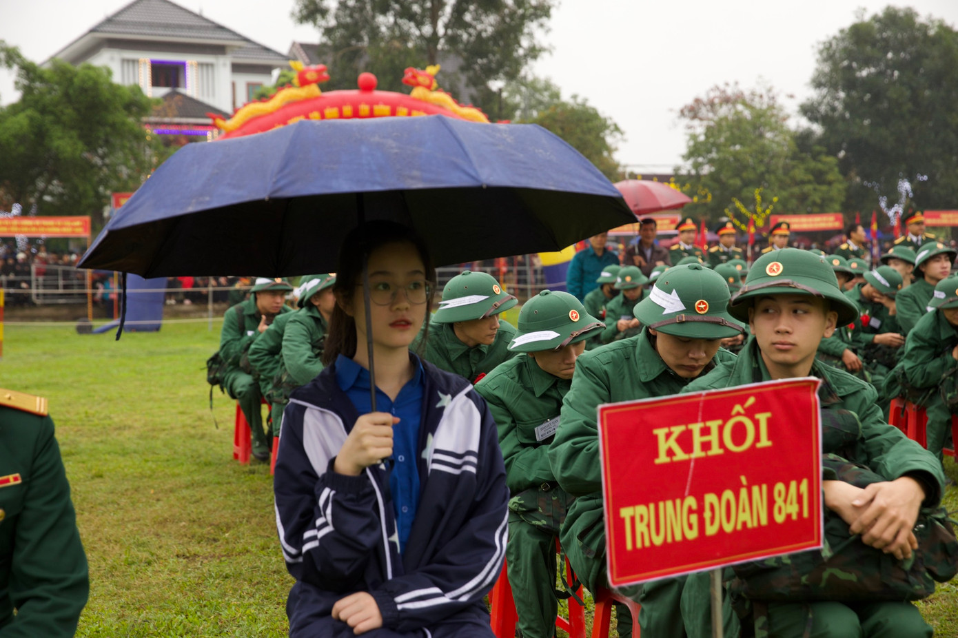 Nhiều người thân có mặt tiễn chân con em lên đường làm nhiệm vụ, lực lượng chức năng được huy động để đảm bảo an ninh, an toàn cho lễ giao nhận quân.