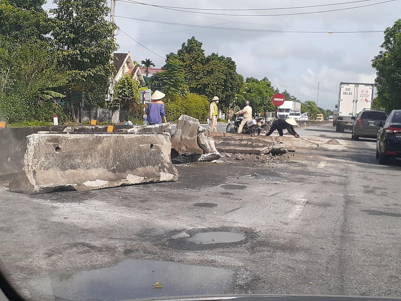 Lực lượng chức năng thu dọn hiện trường sau vụ tai nạn.