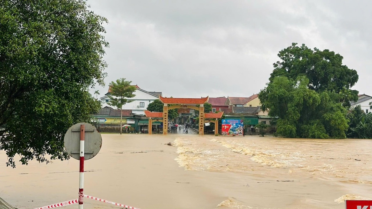 Mưa lớn khiến nước sông Ngàn Phố dâng cao, ngập cầu Tràn Phố Giang gây chia cắt.