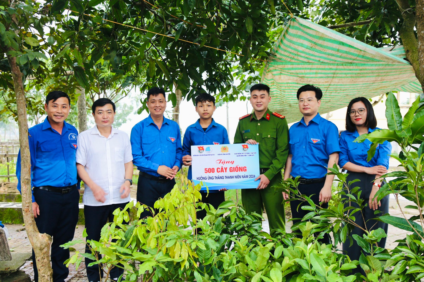 Tại huyện Thạch Hà, các cấp bộ Đoàn sôi nổi triển khai các hoạt động như: Xây dựng tuyến đường hoa thanh niên; Trao tặng pano tuyên truyền xây dựng nông thôn mới; Hỗ trợ và ra mắt mô hình kinh tế thanh niên, trao quyết định hỗ trợ vốn vay thanh niên khởi nghiệp; Chỉnh trang vườn hộ, nhà ở; Ra quân vệ sinh môi trường biển… Tại huyện Thạch Hà, các cấp bộ Đoàn sôi nổi triển khai các hoạt động như: Xây dựng tuyến đường hoa thanh niên; Trao tặng pano tuyên truyền xây dựng nông thôn mới; Hỗ trợ và ra mắt mô hình kinh tế thanh niên, trao quyết định hỗ trợ vốn vay thanh niên khởi nghiệp; Chỉnh trang vườn hộ, nhà ở; Ra quân vệ sinh môi trường biển…