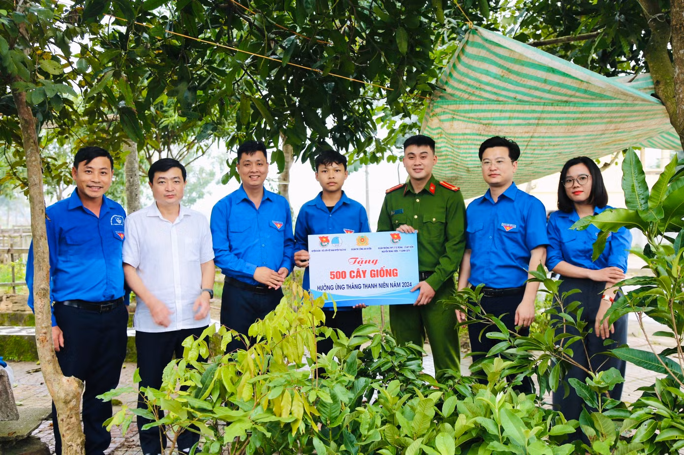Tại huyện Thạch Hà, các cấp bộ Đoàn sôi nổi triển khai các hoạt động như: Xây dựng tuyến đường hoa thanh niên; Trao tặng pano tuyên truyền xây dựng nông thôn mới; Hỗ trợ và ra mắt mô hình kinh tế thanh niên, trao quyết định hỗ trợ vốn vay thanh niên khởi nghiệp; Chỉnh trang vườn hộ, nhà ở; Ra quân vệ sinh môi trường biển…