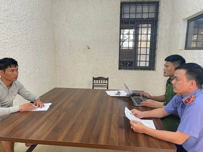 Nguyễn Đình Đạt làm việc tại cơ quan điều tra.